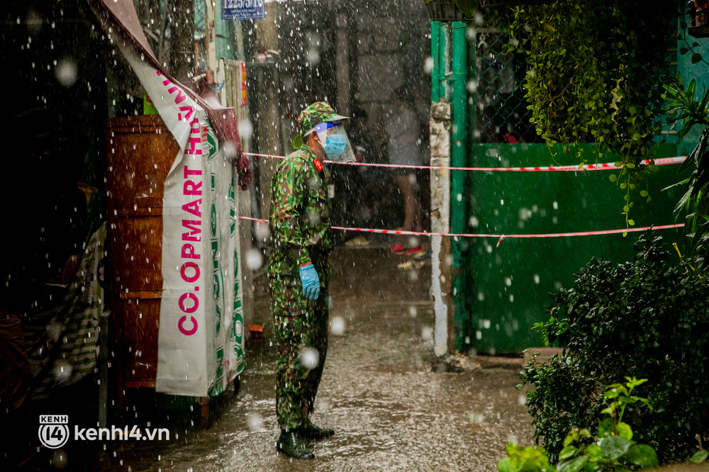 Các chiến sĩ bộ binh dầm mưa, mang rau củ tự tay trồng tặng bà con Sài Gòn khiến ai cũng xúc động: Thấy mấy chú vất vả mà sao thương quá”-14