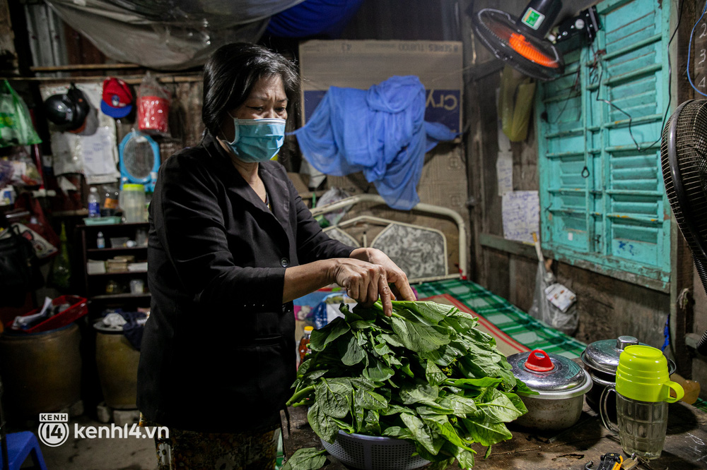Các chiến sĩ bộ binh dầm mưa, mang rau củ tự tay trồng tặng bà con Sài Gòn khiến ai cũng xúc động: Thấy mấy chú vất vả mà sao thương quá”-15
