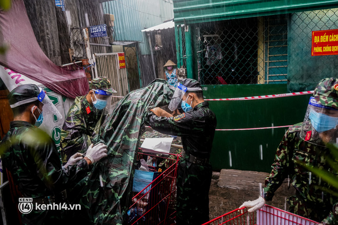 Các chiến sĩ bộ binh dầm mưa, mang rau củ tự tay trồng tặng bà con Sài Gòn khiến ai cũng xúc động: Thấy mấy chú vất vả mà sao thương quá”-18