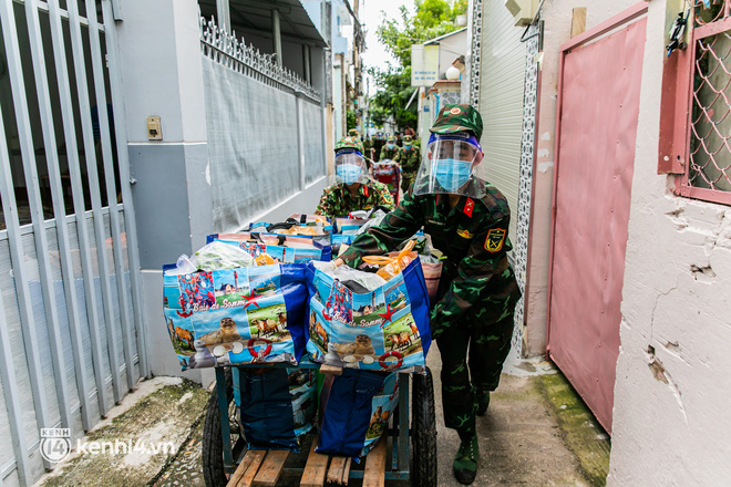 Các chiến sĩ bộ binh dầm mưa, mang rau củ tự tay trồng tặng bà con Sài Gòn khiến ai cũng xúc động: Thấy mấy chú vất vả mà sao thương quá”-19