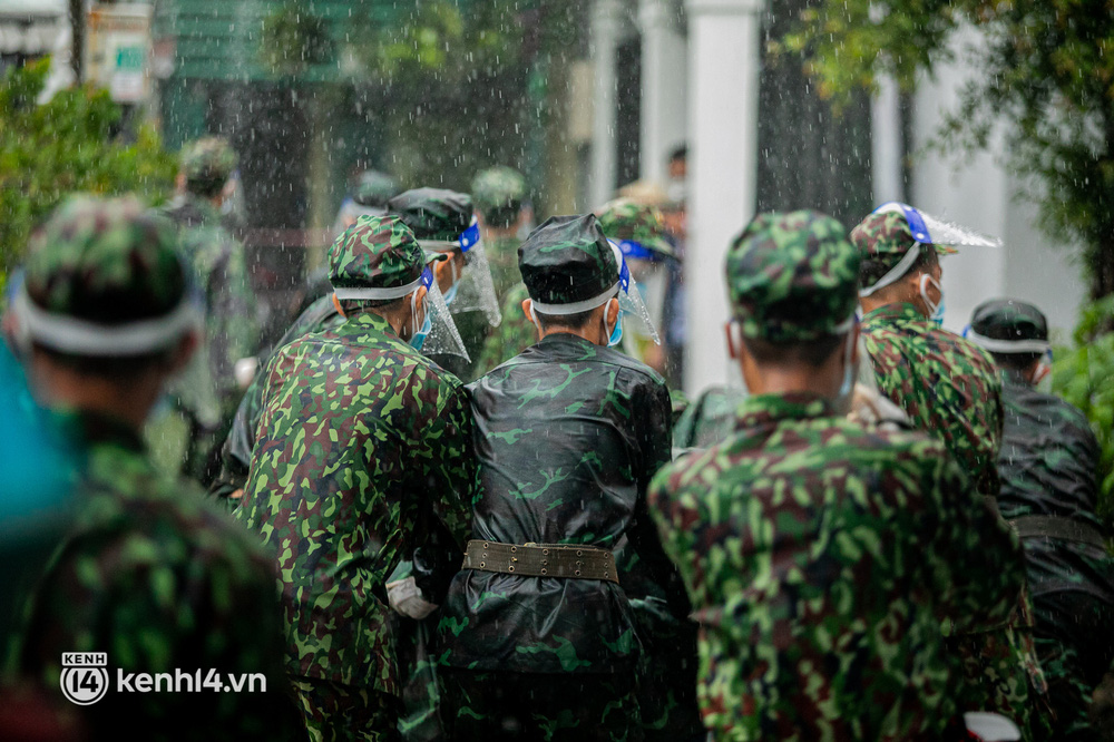 Các chiến sĩ bộ binh dầm mưa, mang rau củ tự tay trồng tặng bà con Sài Gòn khiến ai cũng xúc động: Thấy mấy chú vất vả mà sao thương quá”-20