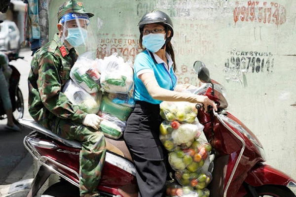 Cận cảnh một buổi đi chợ hộ của bộ đội, giáo viên... tại các siêu thị dã chiến ở TP.HCM trong thời gian siết chặt giãn cách-24