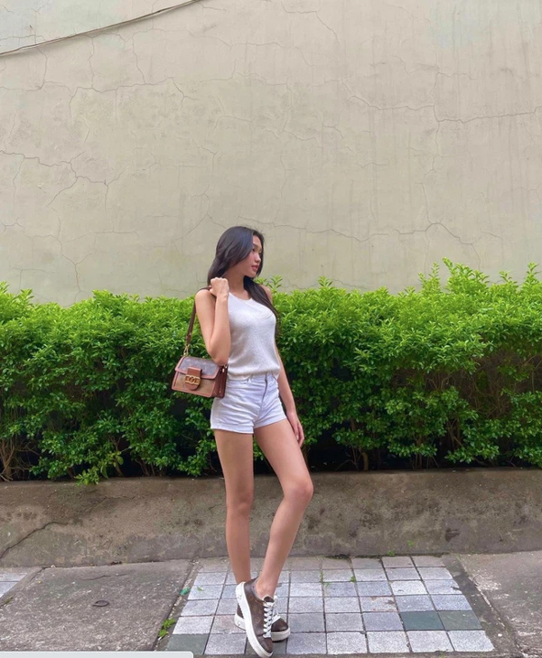 Văn Hậu bất ngờ bị bắt gặp đi cùng bạn gái tin đồn tại siêu thị sau chấn thương, hành động khéo léo của anh chàng được khen hết lời-2