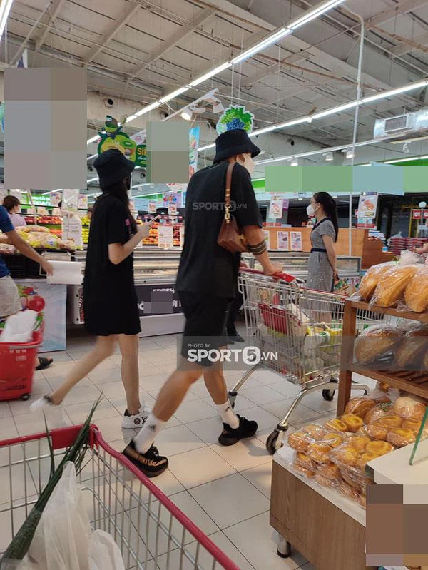 Văn Hậu bất ngờ bị bắt gặp đi cùng bạn gái tin đồn tại siêu thị sau chấn thương, hành động khéo léo của anh chàng được khen hết lời-1