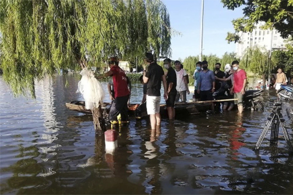 Hà Nội: Hình ảnh các cán bộ chiến sĩ làm nhiệm vụ trực chốt dưới cơn mưa tầm tã gây xúc động mạnh-5