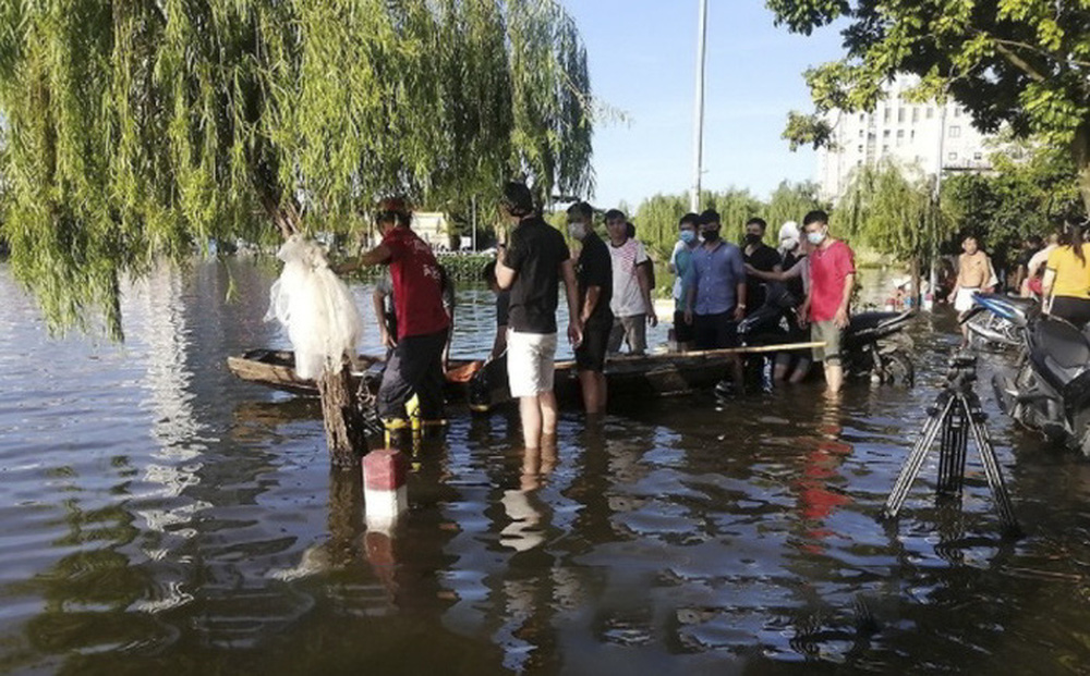 Hải Phòng: Đường ngập lụt sau mưa lớn khiến 2 chị em sẩy chân ngã xuống hồ tử vong-1