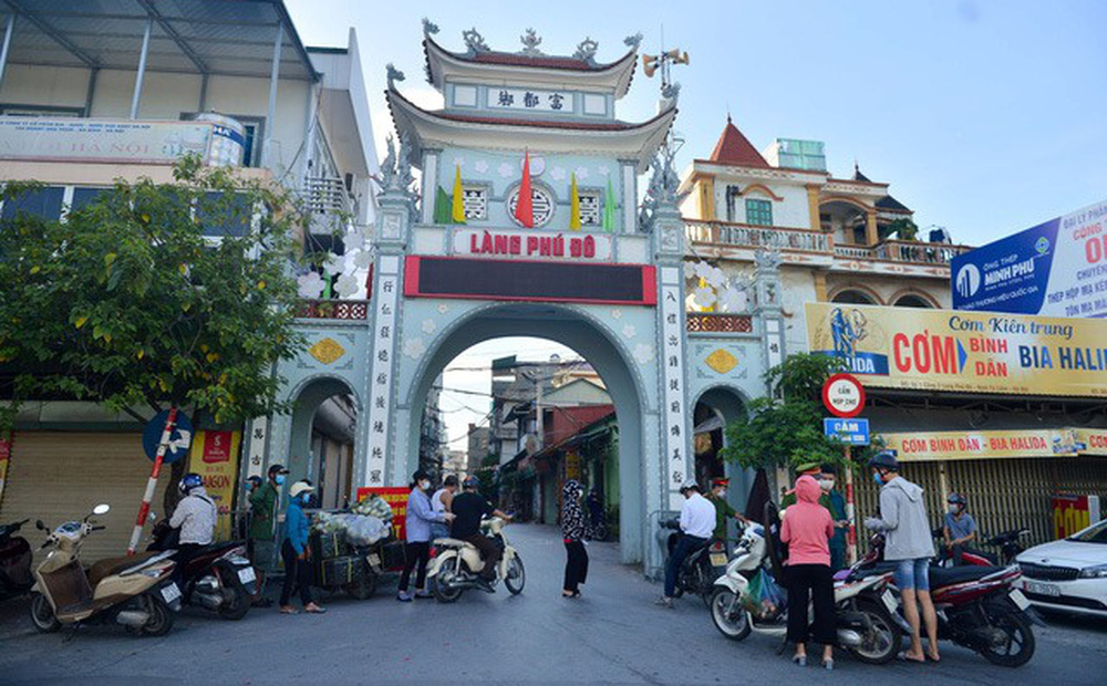 Ra đường không lý do, người phụ nữ lấy 2 con dao dọa tổ công tác ai vào gần sẽ đâm chết-1