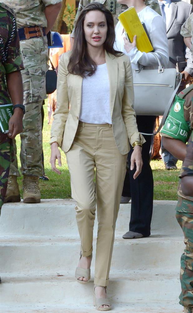 Street style của Angelina Jolie hóa ra đậm chất công sở, toàn những items tối giản nhưng đẳng cấp ngút ngàn-12