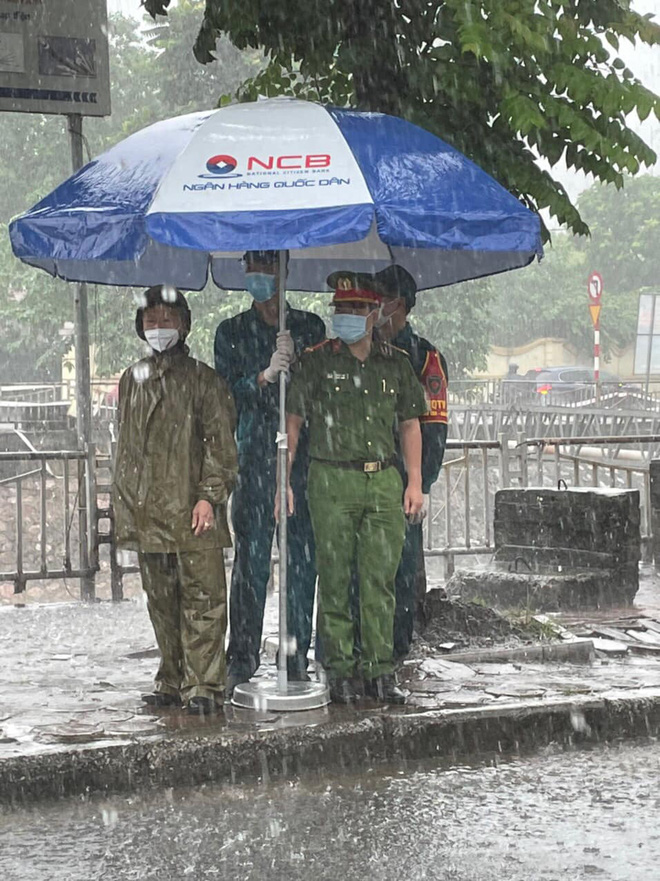Hà Nội: Hình ảnh các cán bộ chiến sĩ làm nhiệm vụ trực chốt dưới cơn mưa tầm tã gây xúc động mạnh-2