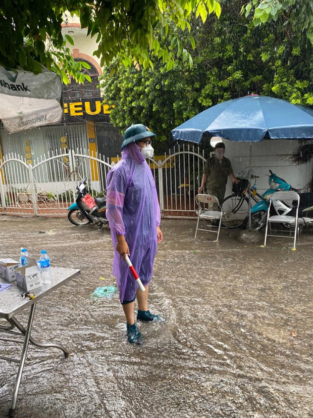 Hà Nội: Hình ảnh các cán bộ chiến sĩ làm nhiệm vụ trực chốt dưới cơn mưa tầm tã gây xúc động mạnh-4