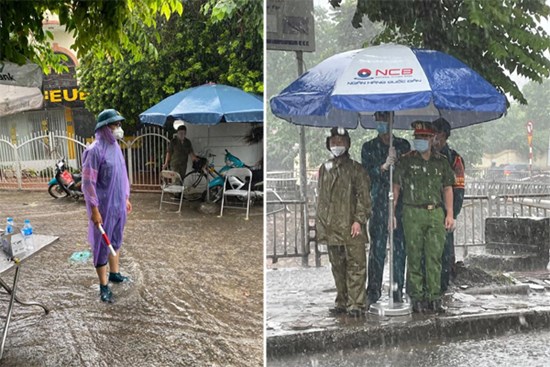 Hà Nội: Hình ảnh các cán bộ chiến sĩ làm nhiệm vụ trực chốt dưới cơn mưa tầm tã gây xúc động mạnh