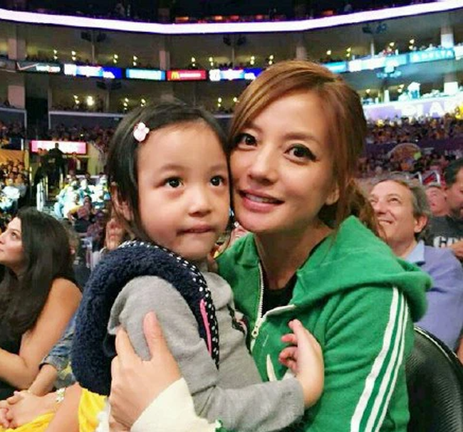 Triệu Vy - Én nhỏ sắp gãy cánh vì bê bối: Dạy con rõ hay nhưng lối sống của bản thân lại trái ngược hoàn toàn-2