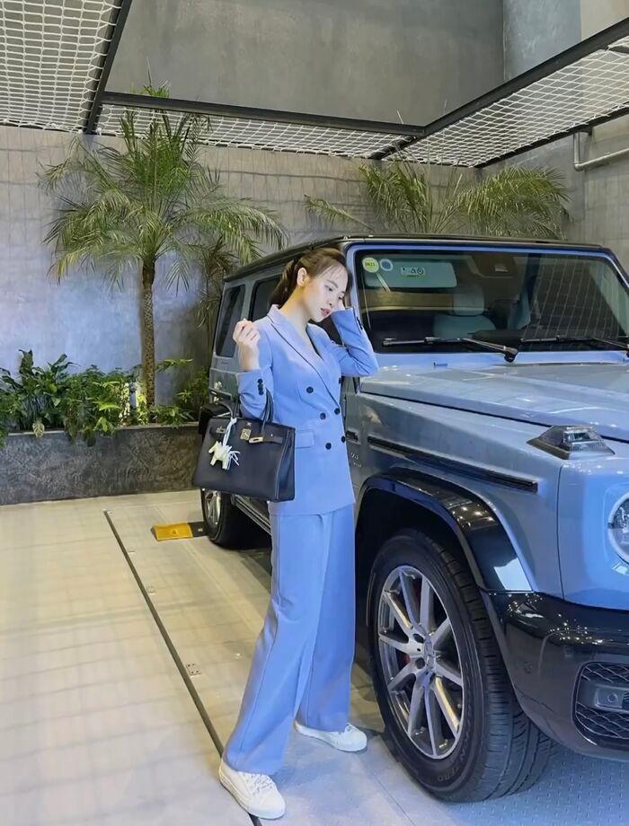 Đàm Thu Trang biến hình trước siêu xe 14 tỷ, ai đu nổi?-2