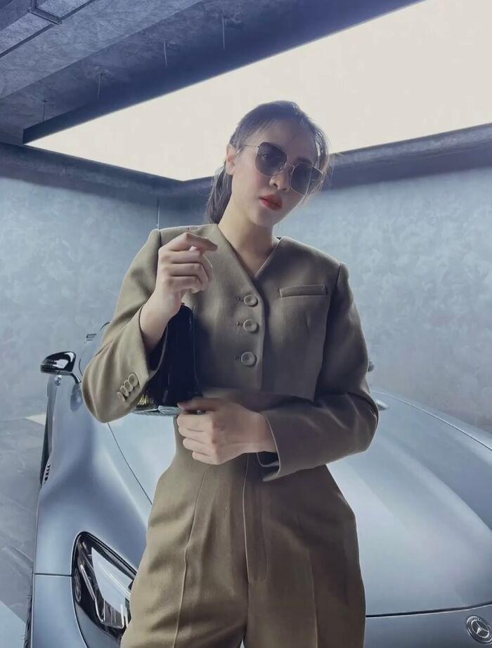 Đàm Thu Trang biến hình trước siêu xe 14 tỷ, ai đu nổi?-4