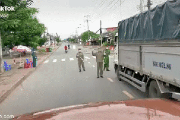 Phút gặp nhau chớp nhoáng của 2 lực lượng tuyến đầu chống dịch: Hành động chào hỏi đáng yêu của anh cán bộ trực chốt đốn tim cư dân mạng