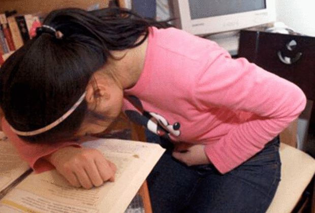 Bé gái 7 tuổi đau đầu suốt 1 tuần liền, bác sĩ bó tay không tìm ra bệnh, nguyên nhân được hé lộ qua mẩu giấy khiến bà mẹ hối hận tự trách bản thân-1