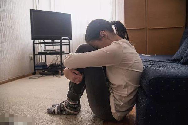 Bé gái 7 tuổi đau đầu suốt 1 tuần liền, bác sĩ bó tay không tìm ra bệnh, nguyên nhân được hé lộ qua mẩu giấy khiến bà mẹ hối hận tự trách bản thân-2