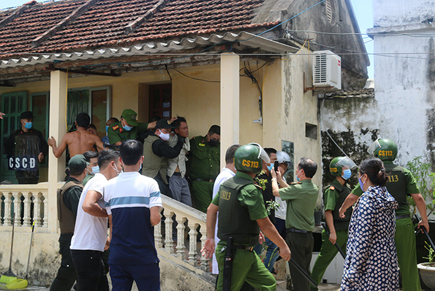 Nam Định: Cảnh sát giải cứu cô gái bị bố đẻ bắt làm con tin trong nhà nhiều giờ liền-1