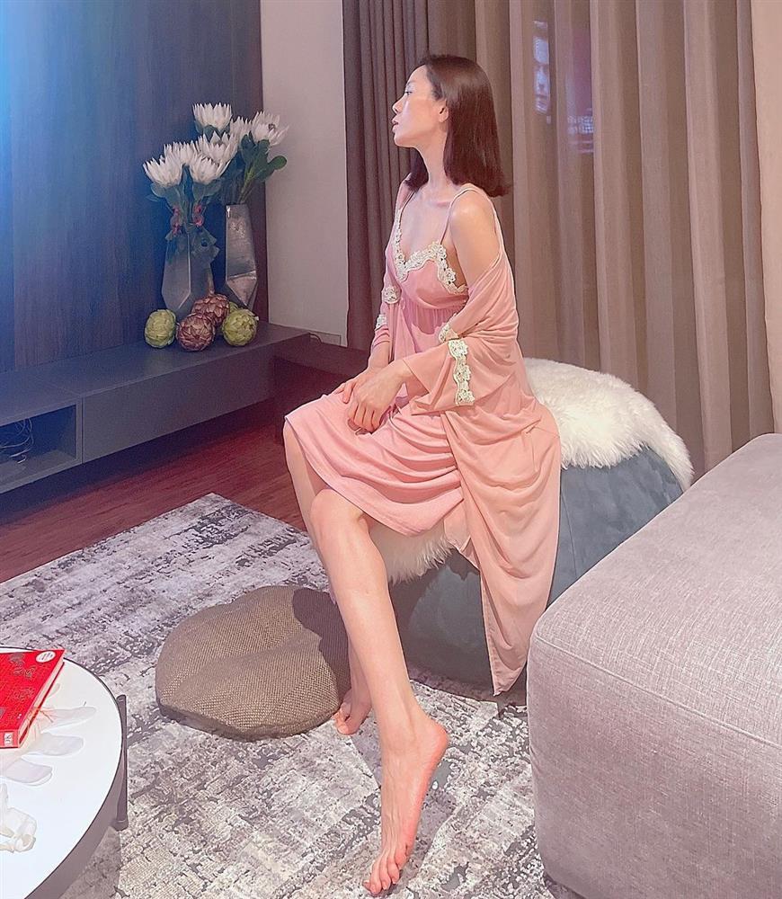 Lệ Quyên trung thành với váy 2 dây ren sexy đốt cháy phòng ngủ-4