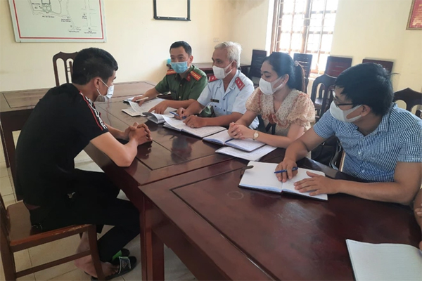 Cô gái lái ô tô qua chốt kiểm soát dịch rồi đăng clip lên MXH khoe kim bài miễn tử khiến dân mạng phẫn nộ-2