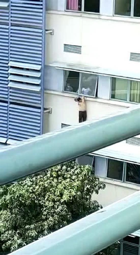 Người đàn ông treo lơ lửng ở tầng 5 trong khi đám đông bên trong cố khuyên ngăn, cảnh tượng sau đó khiến ai nấy run sợ-1