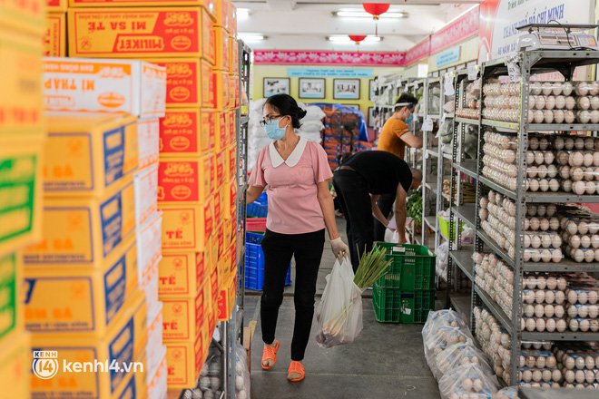 Cận cảnh một buổi đi chợ hộ của bộ đội, giáo viên... tại các siêu thị dã chiến ở TP.HCM trong thời gian siết chặt giãn cách-11