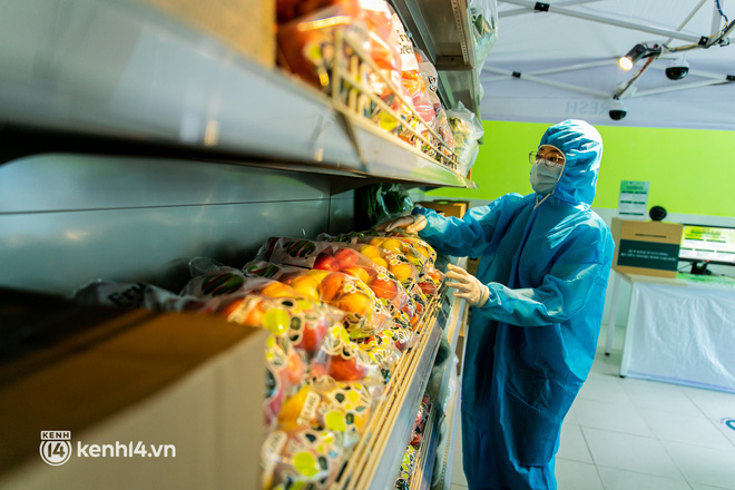 Cận cảnh một buổi đi chợ hộ của bộ đội, giáo viên... tại các siêu thị dã chiến ở TP.HCM trong thời gian siết chặt giãn cách-2