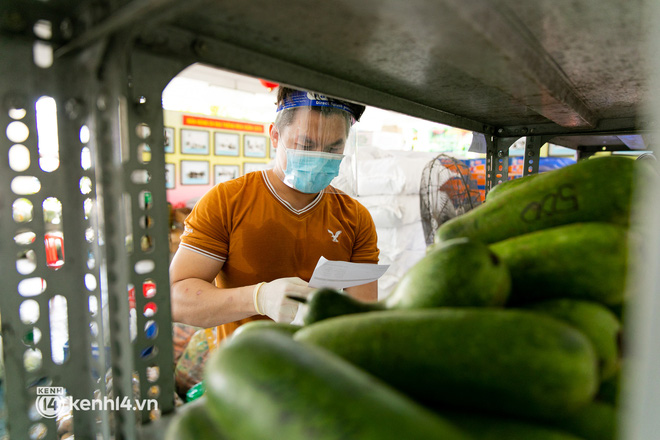 Cận cảnh một buổi đi chợ hộ của bộ đội, giáo viên... tại các siêu thị dã chiến ở TP.HCM trong thời gian siết chặt giãn cách-5