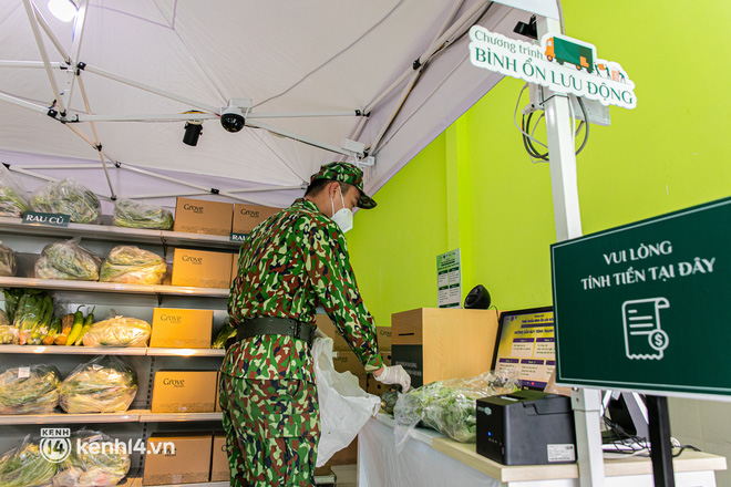 Cận cảnh một buổi đi chợ hộ của bộ đội, giáo viên... tại các siêu thị dã chiến ở TP.HCM trong thời gian siết chặt giãn cách-19