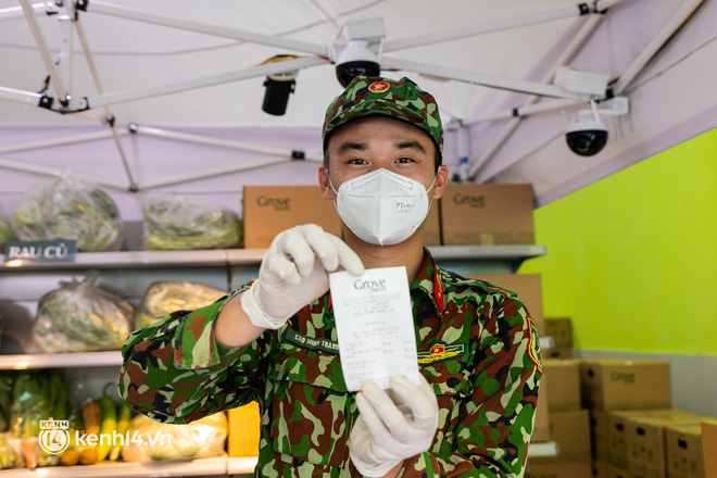 Cận cảnh một buổi đi chợ hộ của bộ đội, giáo viên... tại các siêu thị dã chiến ở TP.HCM trong thời gian siết chặt giãn cách-20