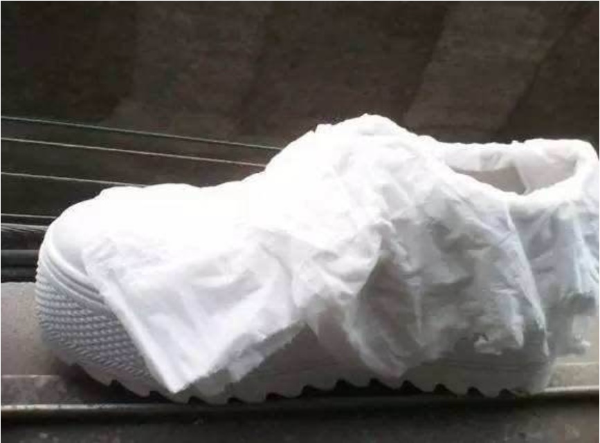 Tại sao khi phơi giày thể thao trắng cần quấn một lớp giấy vệ sinh? Ai ngờ nó có công dụng tuyệt vời mà không phải ai cũng biết-1