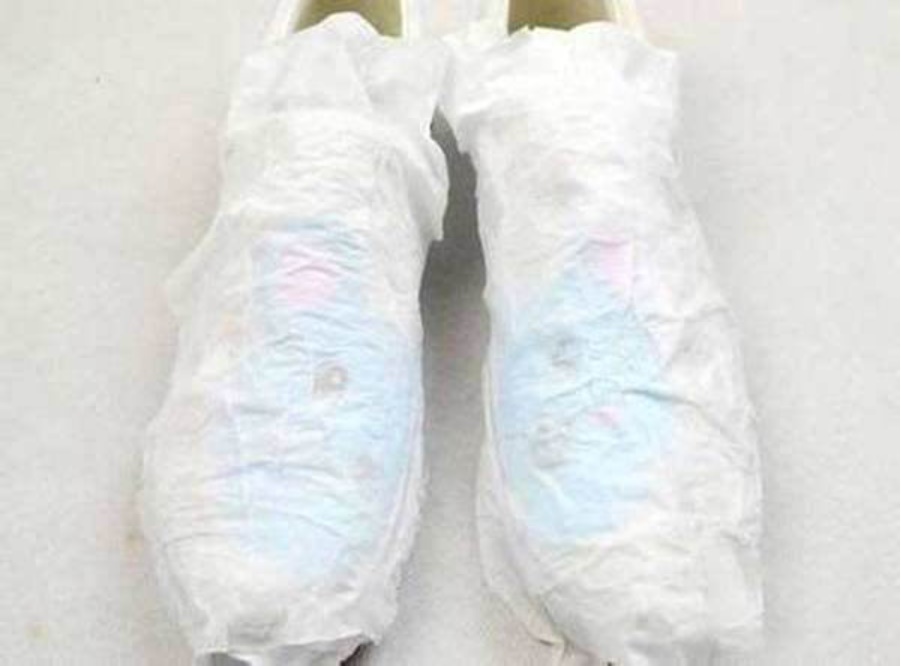 Tại sao khi phơi giày thể thao trắng cần quấn một lớp giấy vệ sinh? Ai ngờ nó có công dụng tuyệt vời mà không phải ai cũng biết-3