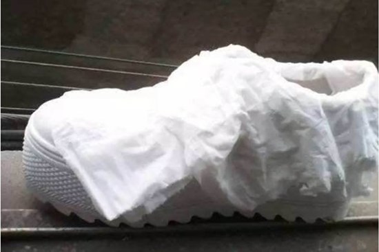 Tại sao khi phơi giày thể thao trắng cần quấn một lớp giấy vệ sinh? Ai ngờ nó có công dụng tuyệt vời mà không phải ai cũng biết