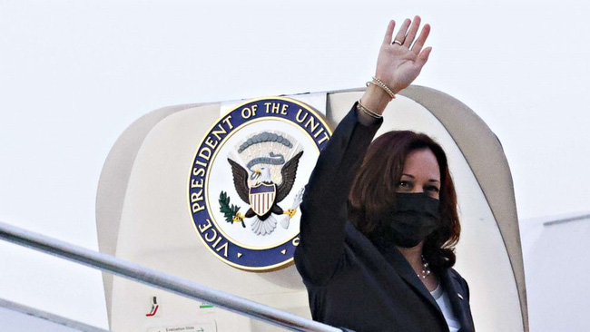 Suốt cả chuyến công du Đông Nam Á, Phó Tổng thống Mỹ Kamala Harris chỉ mặc âu phục màu đen, lý do là gì?-1