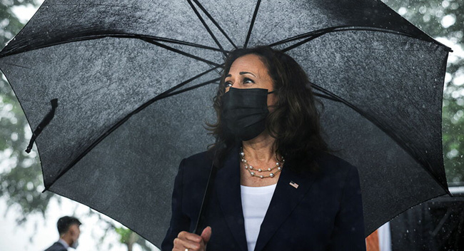 Suốt cả chuyến công du Đông Nam Á, Phó Tổng thống Mỹ Kamala Harris chỉ mặc âu phục màu đen, lý do là gì?-3