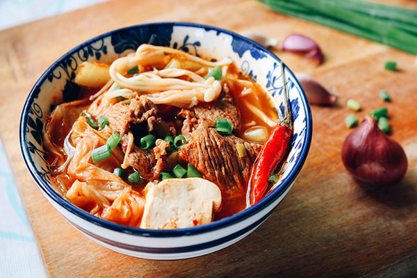 Hầm xương chỉ cần cho 3 gia vị này, nước trong thơm nức không hôi hay ngấy-4