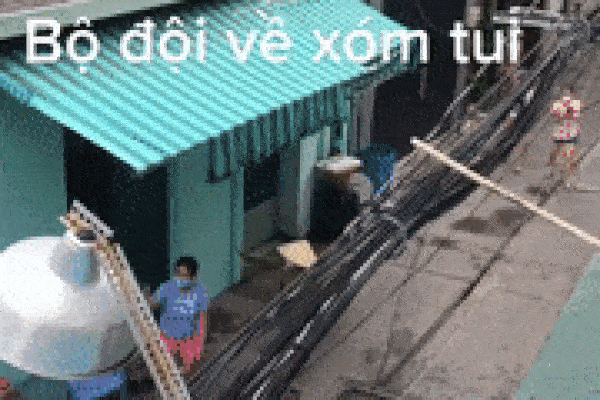 Clip người dân trong hẻm vỡ oà, múa hát mừng rỡ khi các chiến sĩ bộ đội vào hẻm phát lương thực: 