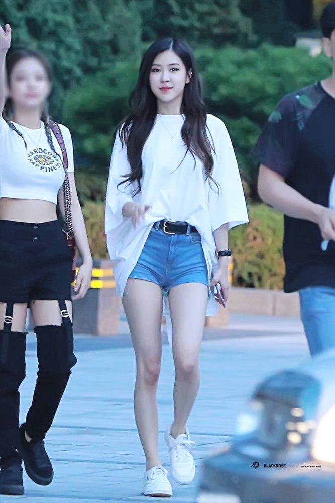 Rosé đúng là giỏi sang chảnh hóa đồ bình dân, diện áo giá rẻ mà sang như tiểu thư tài phiệt-9