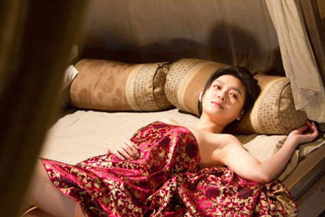 Sau đêm cuối với bạn trai trước khi chia tay, sáng dậy tôi hoảng loạn nhìn thứ anh để lại ở cuối giường-1