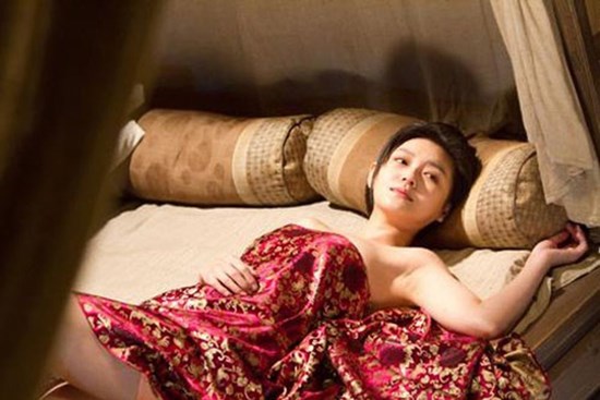 Sau đêm cuối với bạn trai trước khi chia tay, sáng dậy tôi hoảng loạn nhìn thứ anh để lại ở cuối giường