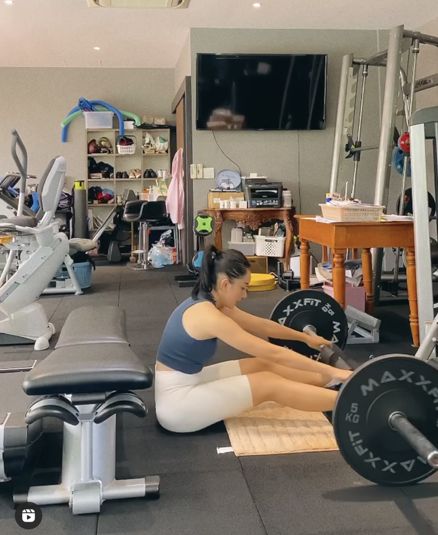 Hội nhà giàu quyết chiến đến cùng trên đường đua tập tành, tiện khoe luôn toàn background tiền tỷ-18