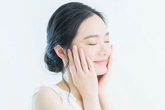 Người Nhật chỉ ra lý do tại sao bạn nên vỗ sản phẩm khi dưỡng da thay vì xoa hay chà xát