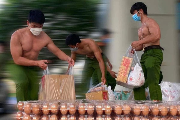 Clip: Anh công an đẩy xe phát rau ngót, tặng kèm hướng dẫn sử dụng siêu cấp vip pro cho hội gái đoảng-3