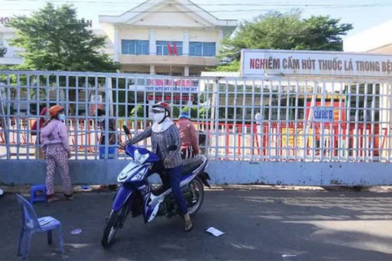 Sa thải nữ bác sĩ về từ vùng dịch vẫn khai 'không đi đâu trong 14 ngày'