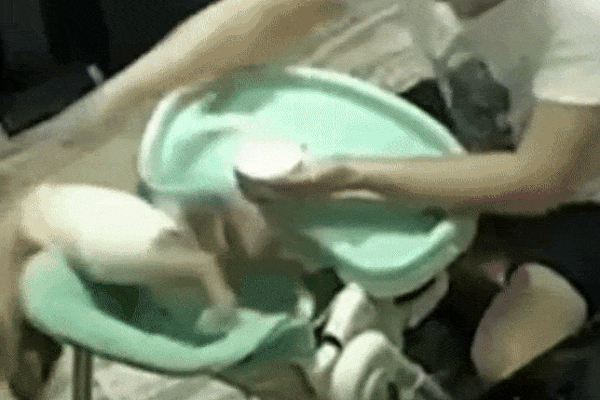 Thót tim cậu bé ngã lộn từ ghế ăn dặm xuống, phản ứng của ông bố khiến dân tình thở phào