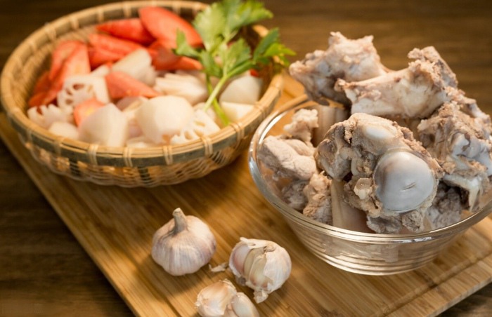 Hầm xương chỉ cần cho 3 gia vị này, nước trong thơm nức không hôi hay ngấy-2