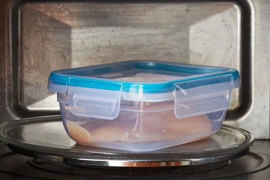 Thử hẳn 6 cách rã đông thịt gà và đâu là cách tốt nhất?