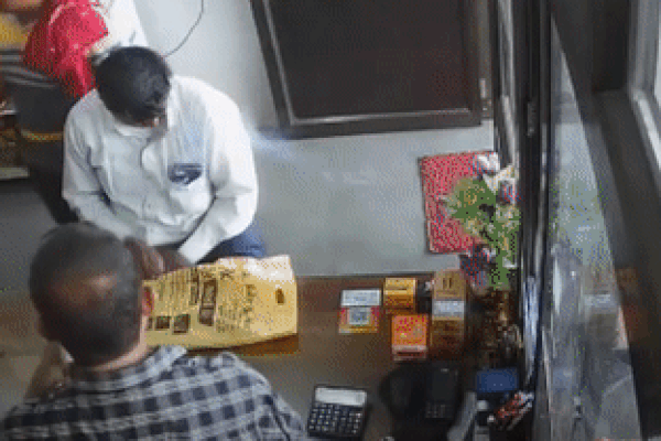 Điện thoại trong túi bất ngờ phát nổ và bốc khói dữ dội