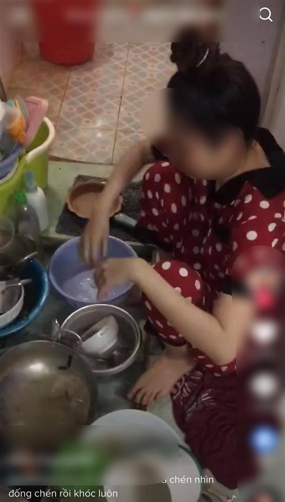 Sáng ngủ dậy, nhìn đống bát chồng ăn nhậu chất&nbsp;từ đêm mà vợ bật khóc, đáng lên án nhất là câu nói của anh ta-1