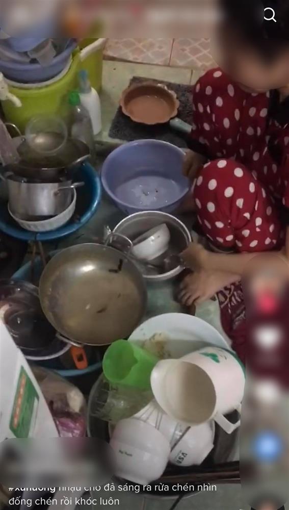 Sáng ngủ dậy, nhìn đống bát chồng ăn nhậu chất&nbsp;từ đêm mà vợ bật khóc, đáng lên án nhất là câu nói của anh ta-2